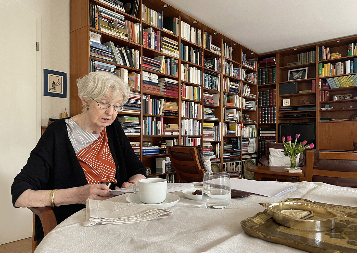 Die Autorin Monika Lamers liest aus einem Manuskript.